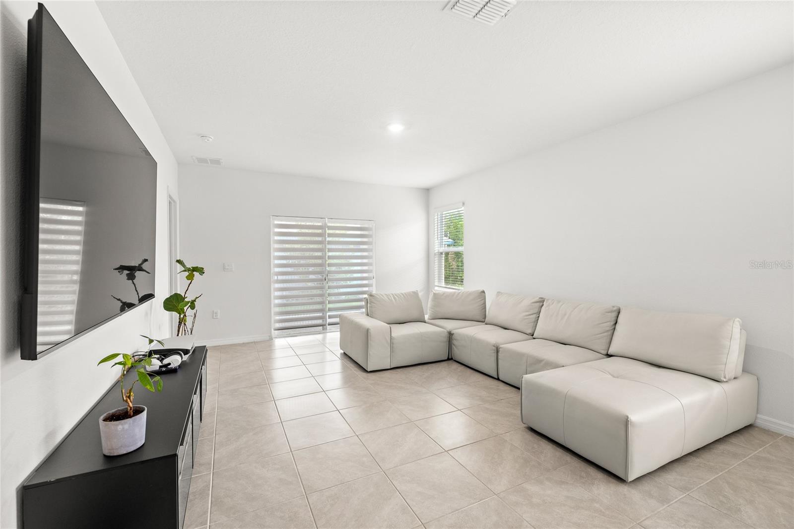 1663 Rosydale Cir Property Photo 4