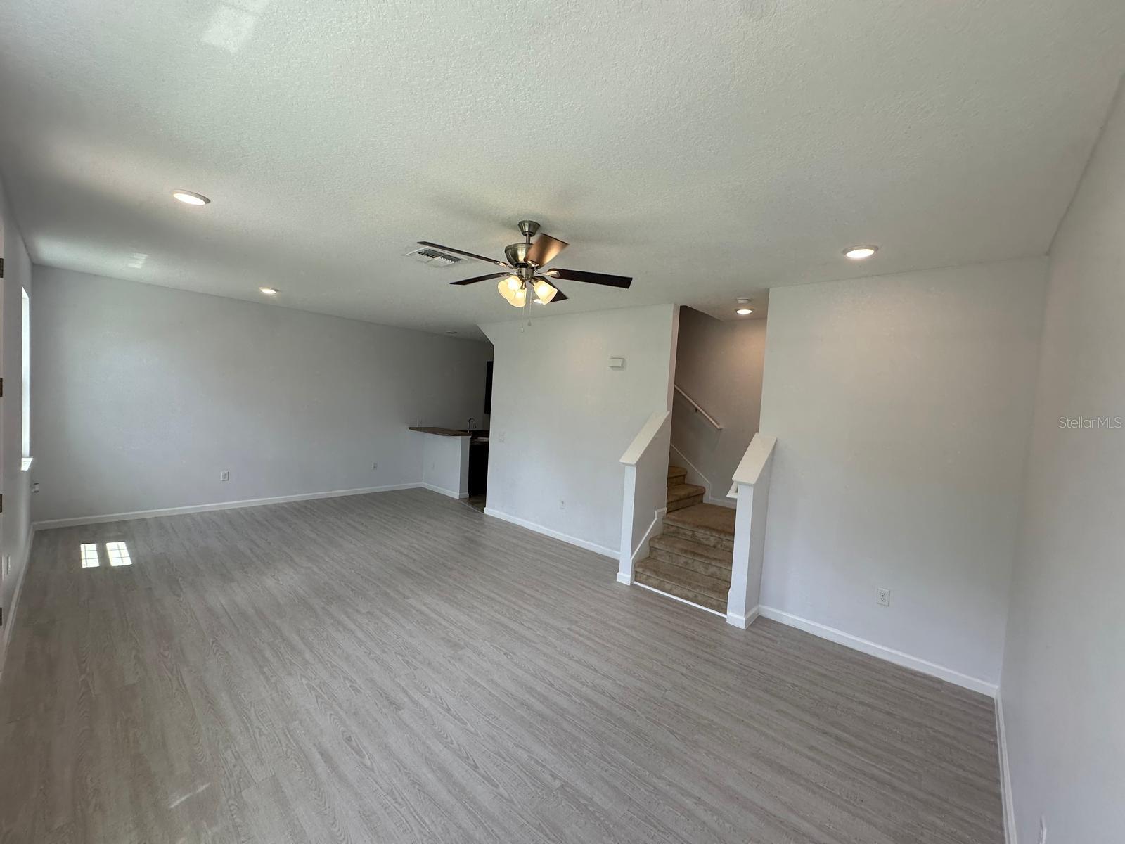 O6410509 Property Photo 6