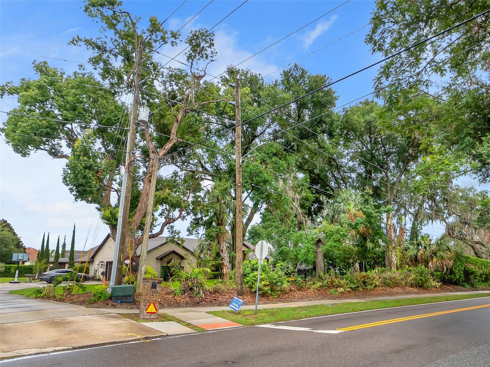 1407 Hempel Ave Property Photo 32