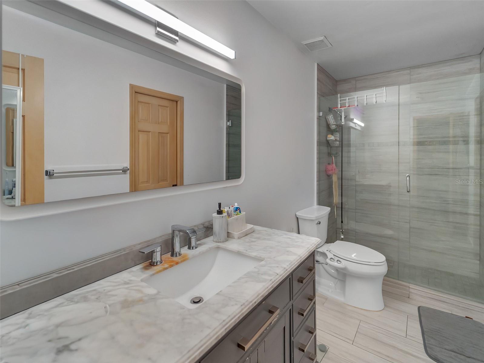 1407 Hempel Ave Property Photo 38
