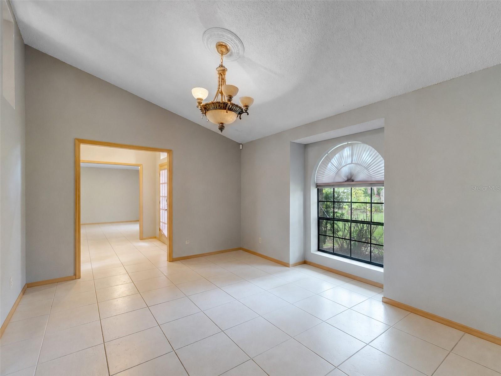 1407 Hempel Ave Property Photo 79