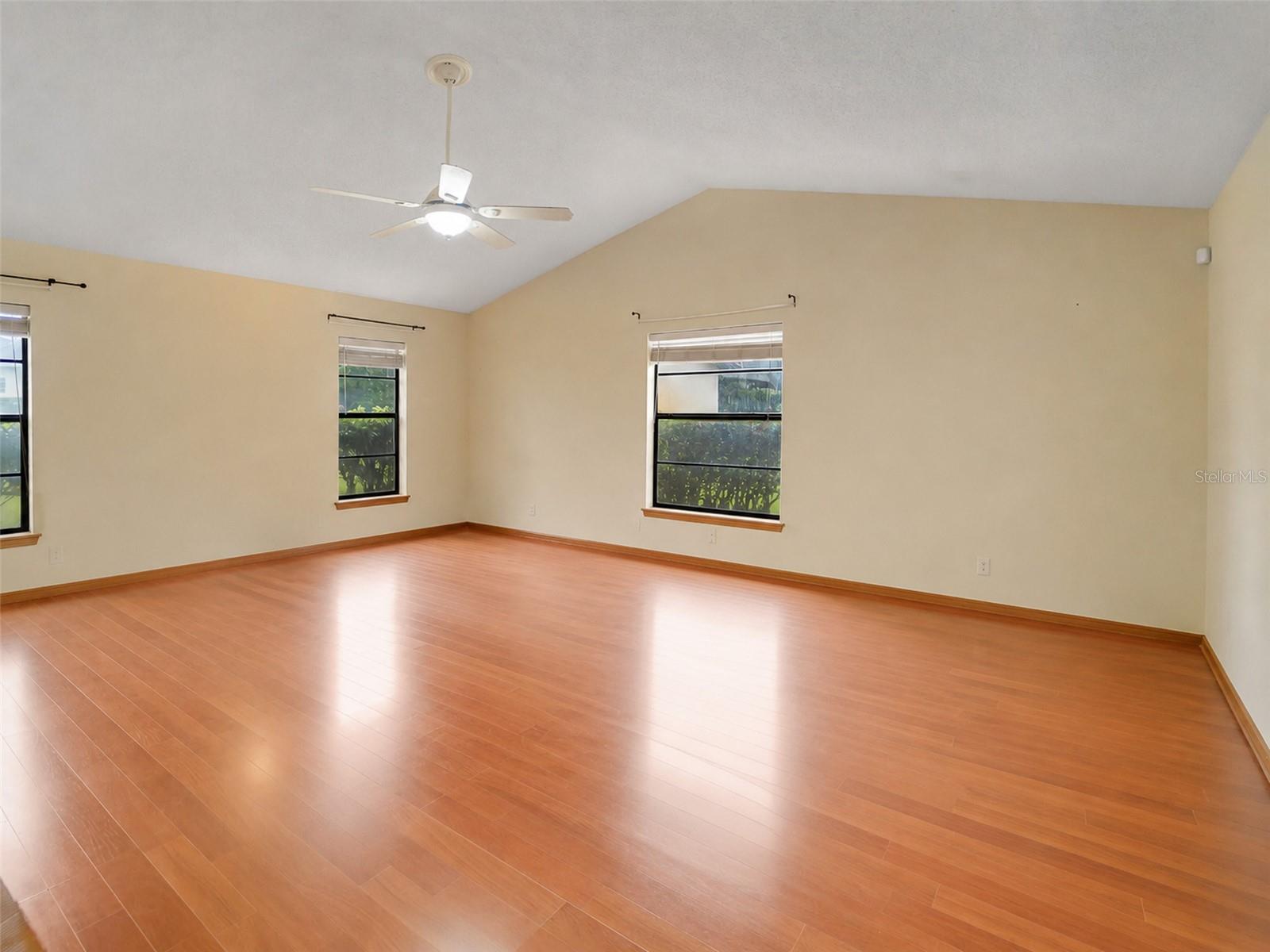 1407 Hempel Ave Property Photo 86