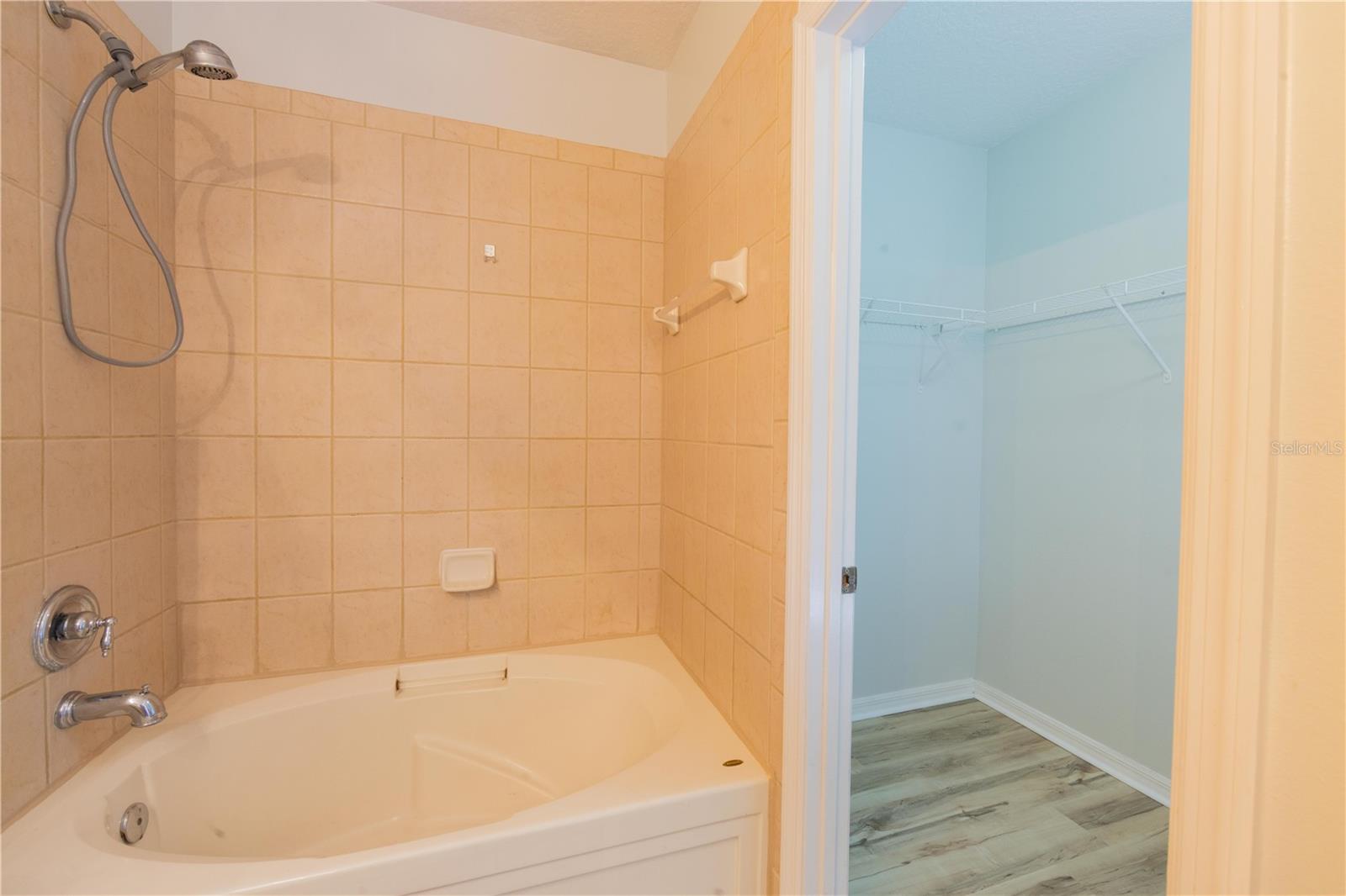 O6411048 Property Photo 21