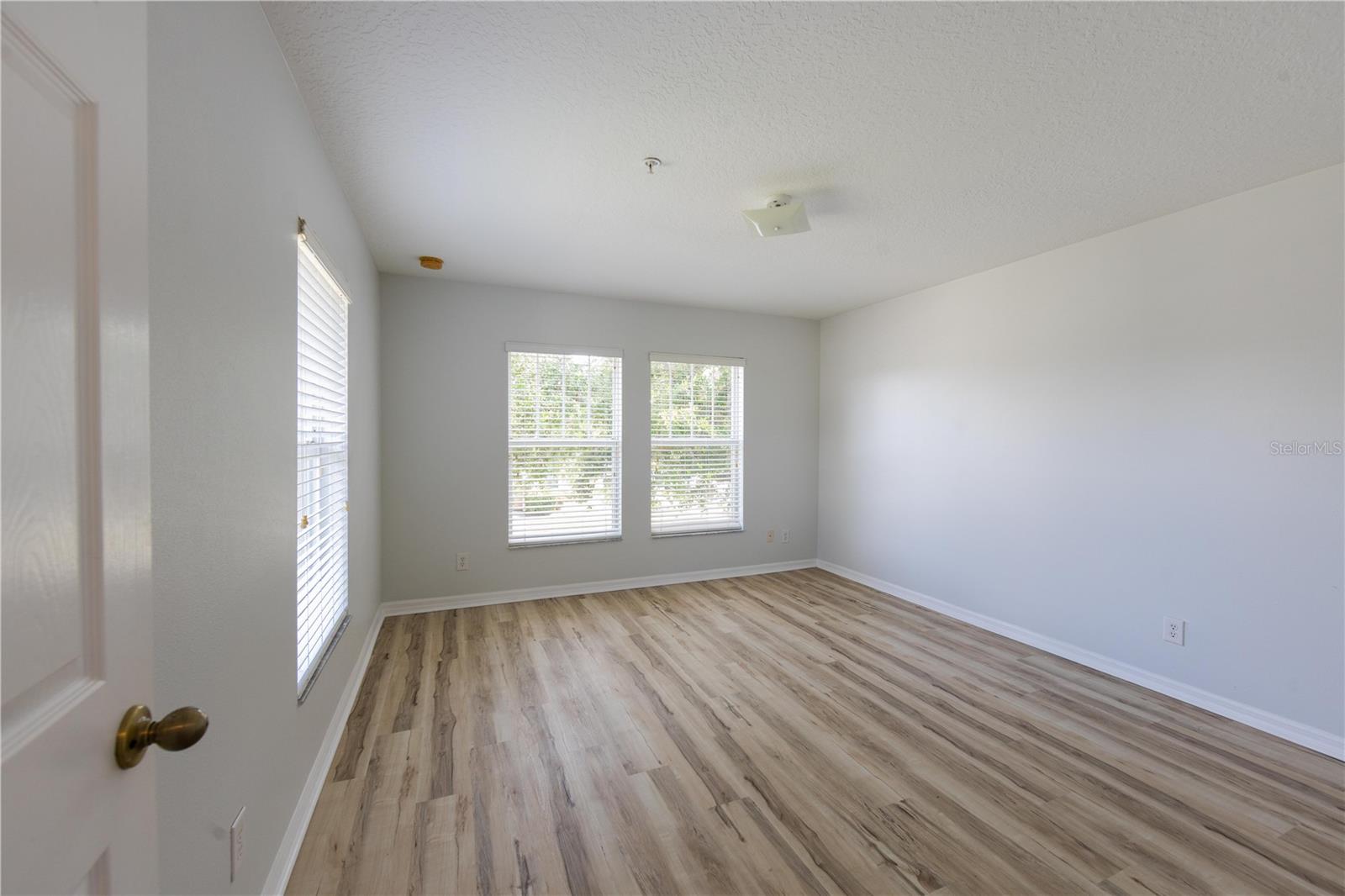 O6411048 Property Photo 34