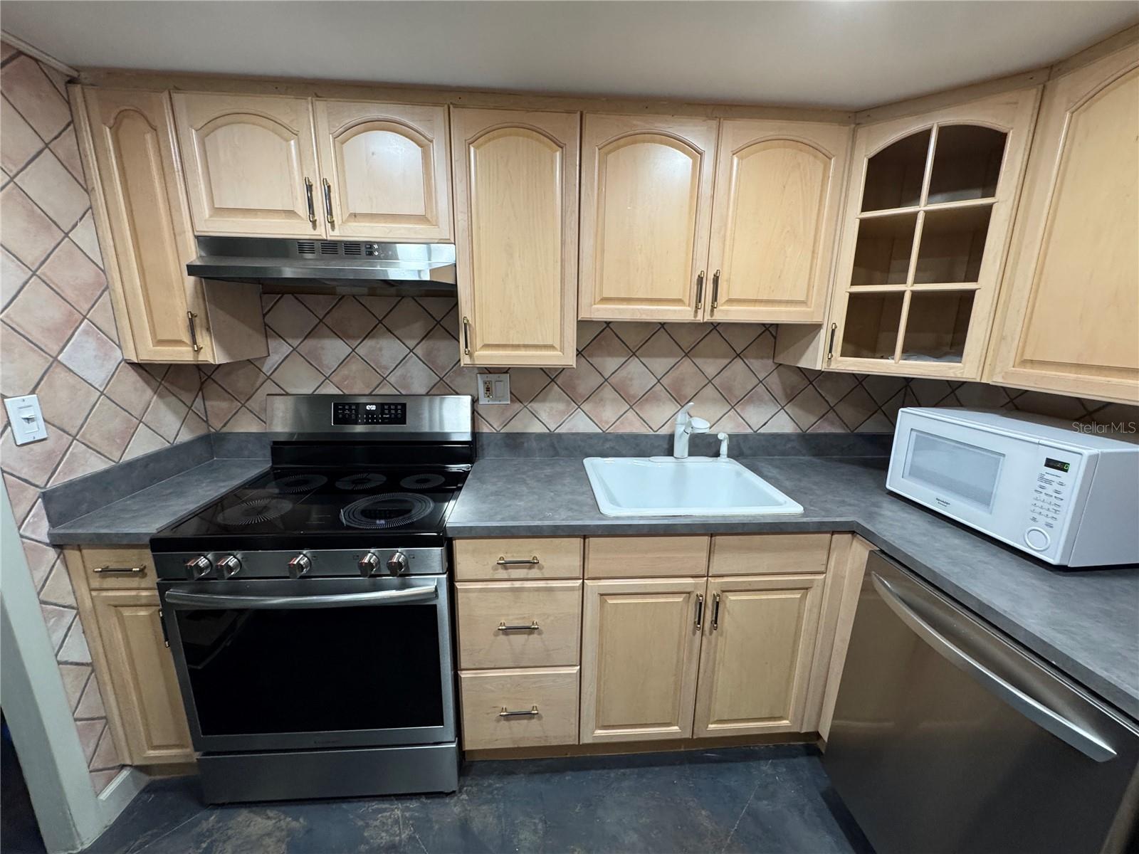 400 E Colonial Dr #108 Property Photo 2