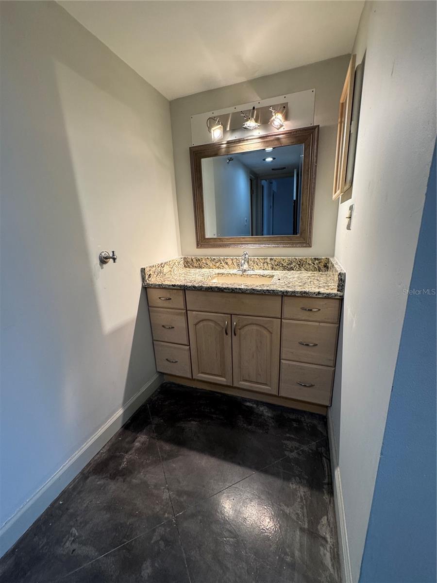 400 E Colonial Dr #108 Property Photo 17