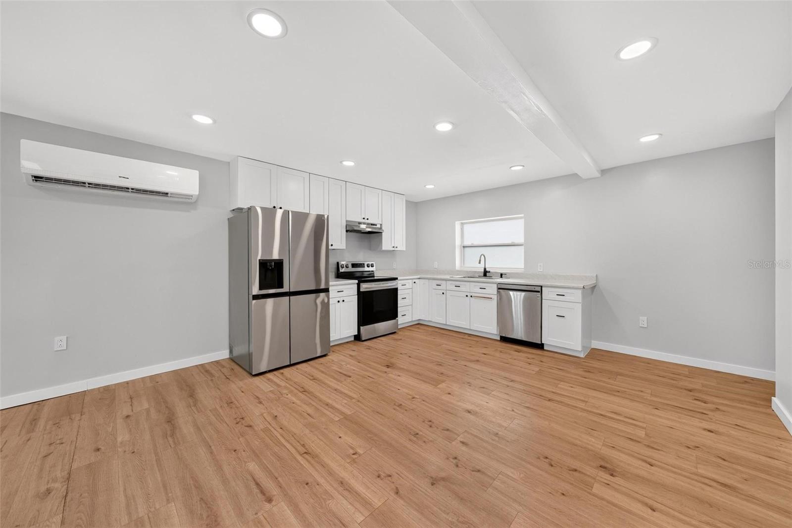 1099 Grove Ave Property Photo 4