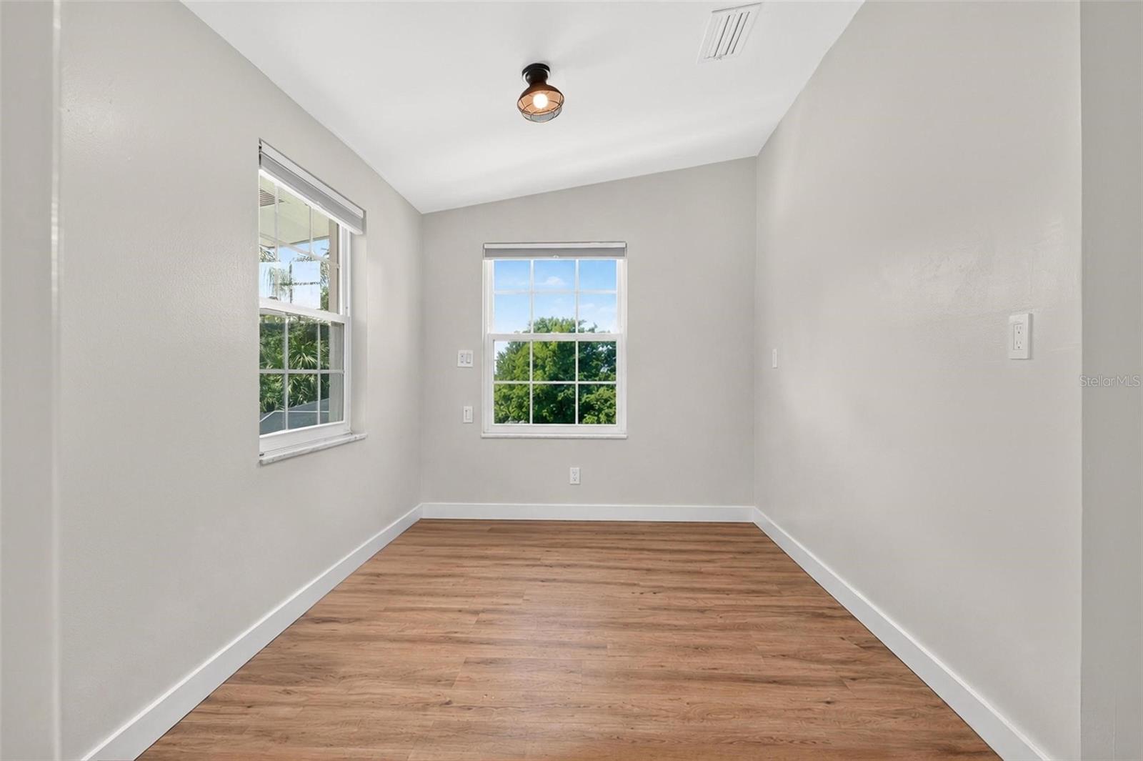 1099 Grove Ave Property Photo 40