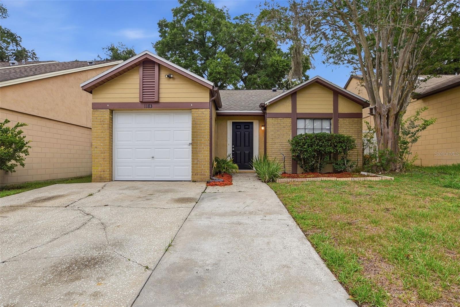 1183 Pin Oak Dr Property Photo 1