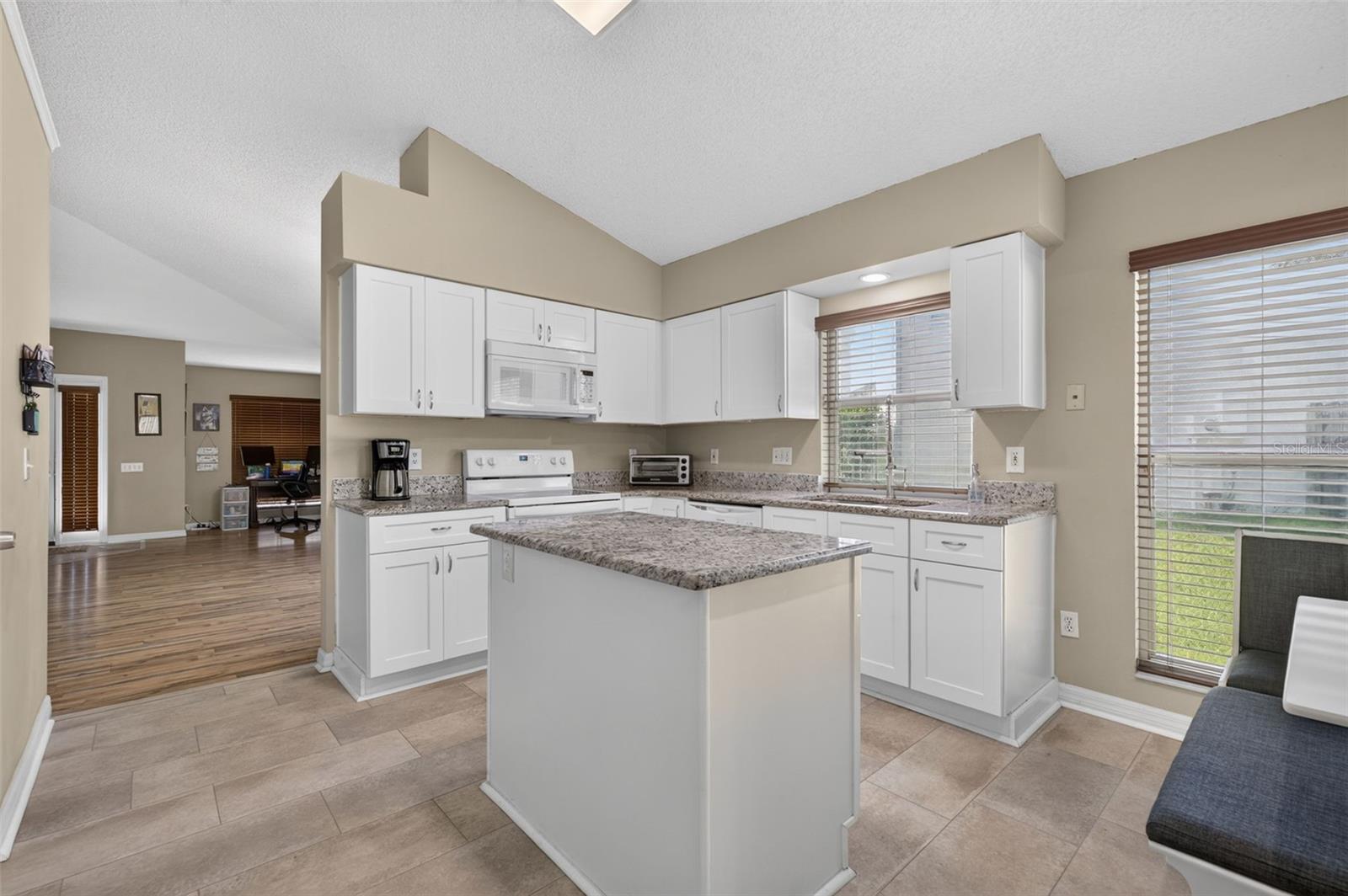 3597 Moss Pointe Pl Property Photo 7