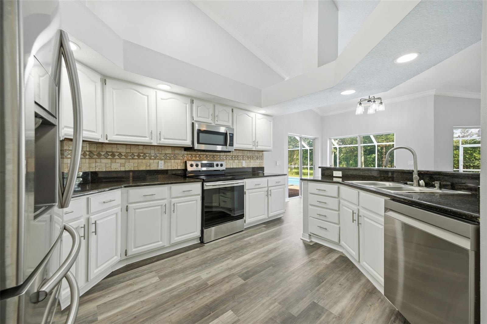 504 Stratfield Dr Property Photo 2
