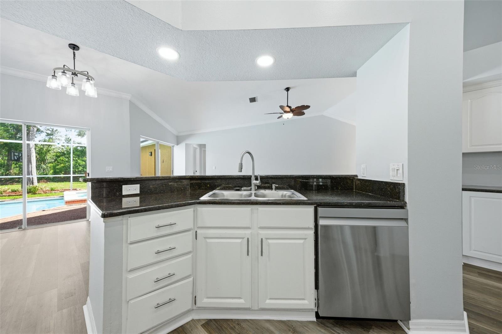 504 Stratfield Dr Property Photo 3