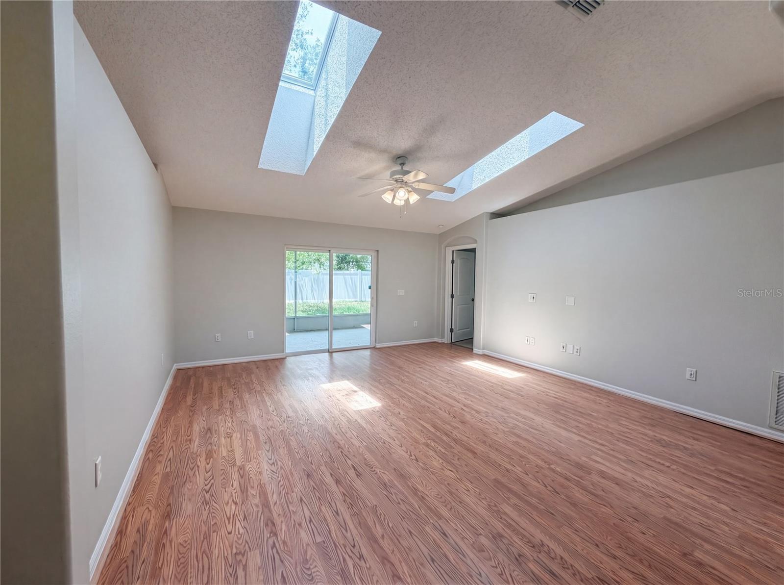 1360 Wildberry Ln Property Photo 3