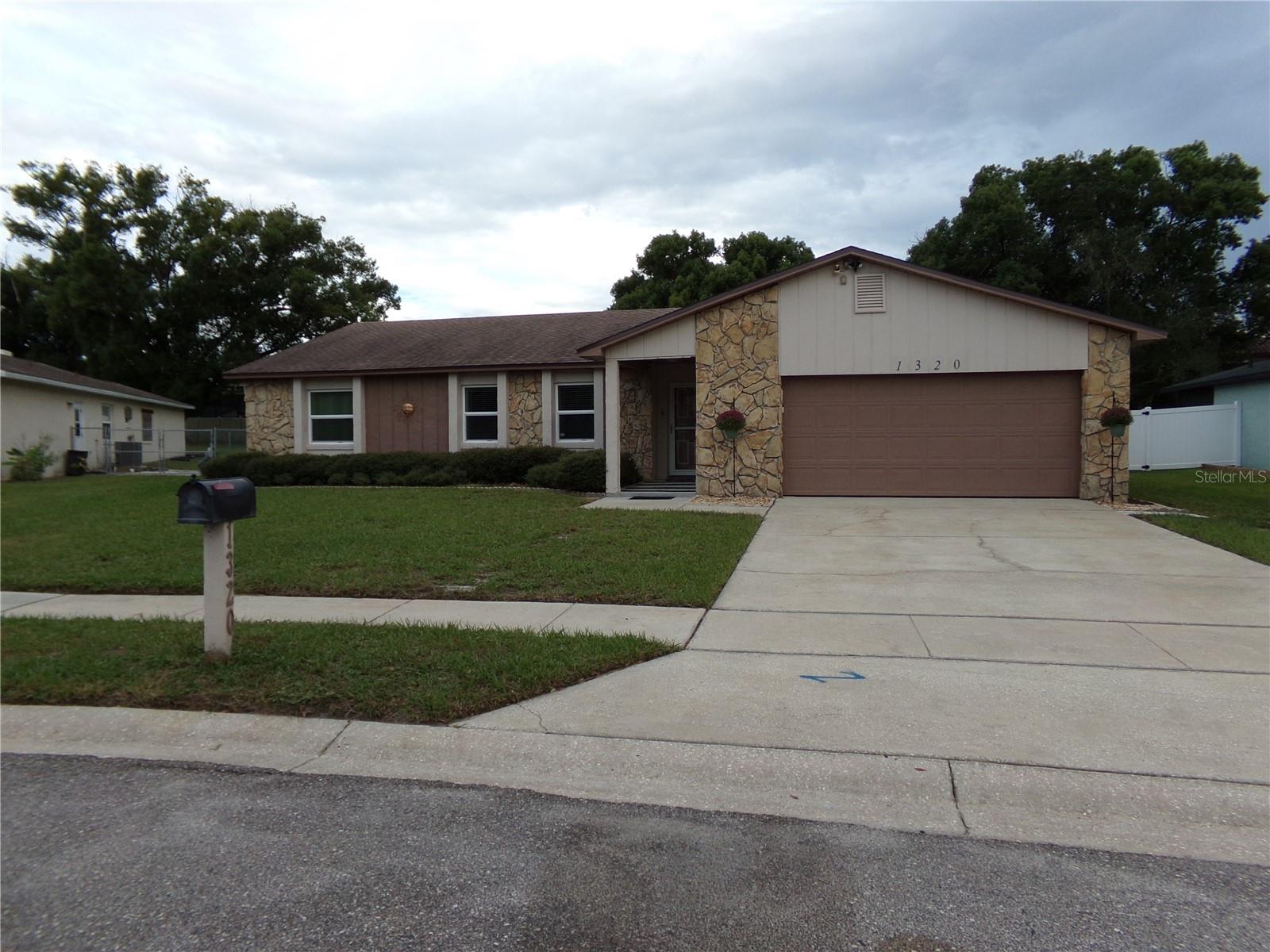 1320 Gladiolas Dr Property Photo 2