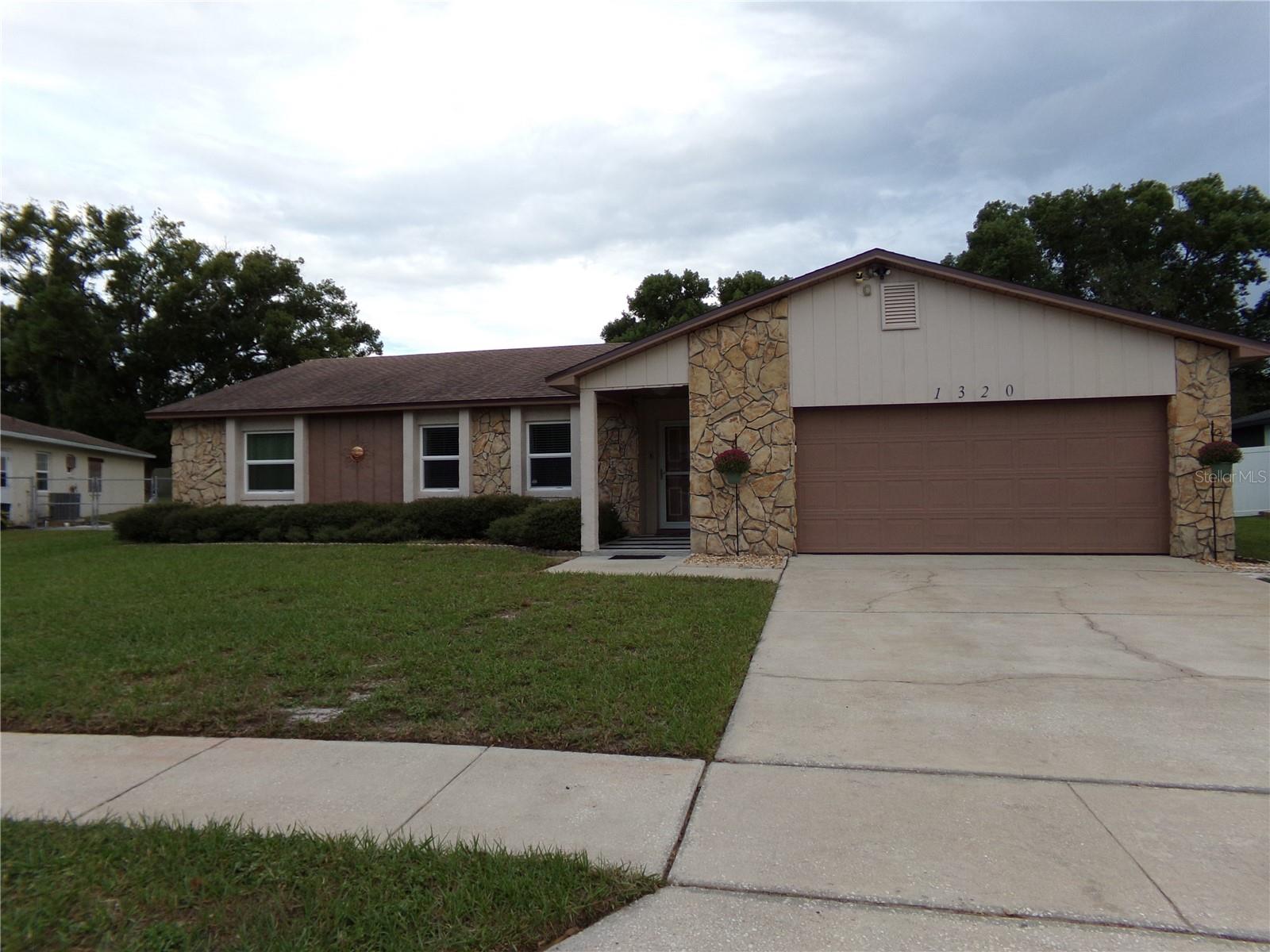 1320 Gladiolas Dr Property Photo 3