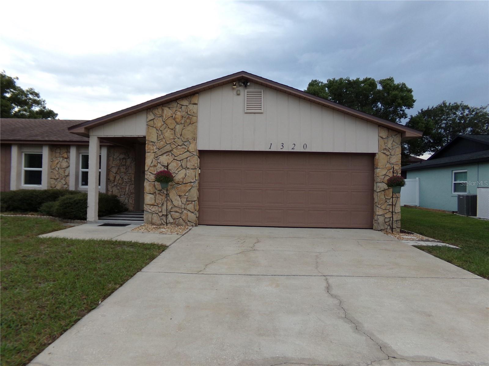 1320 Gladiolas Dr Property Photo 5