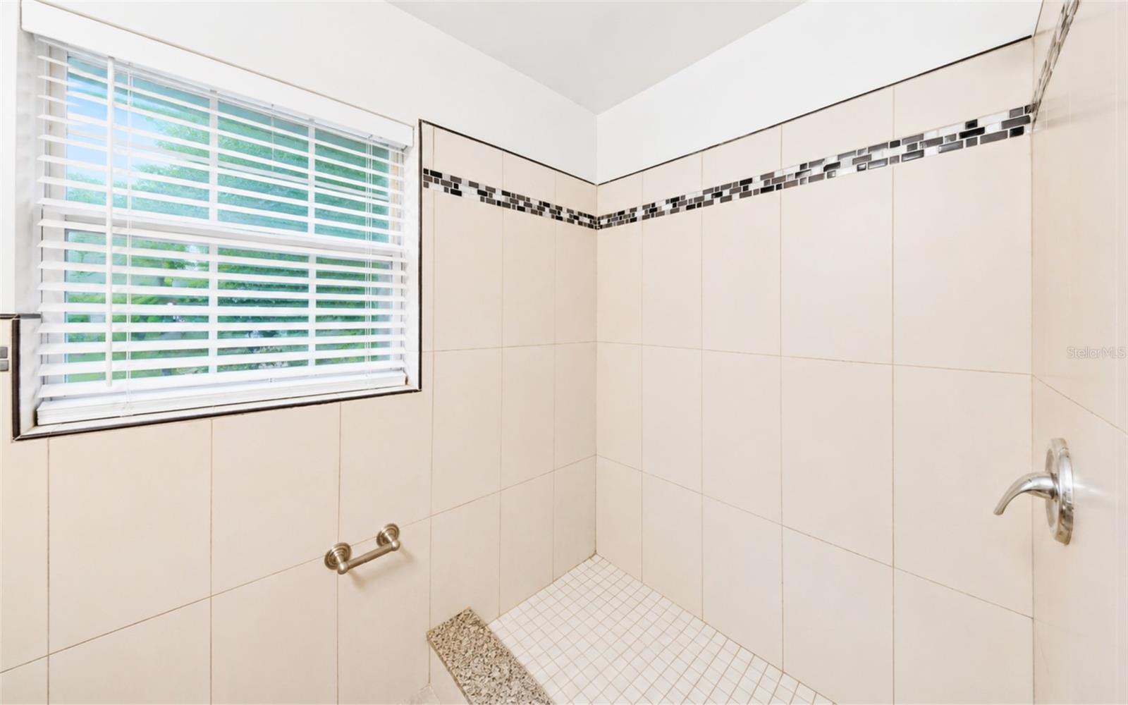 1715 Sunset Dr Property Photo 21