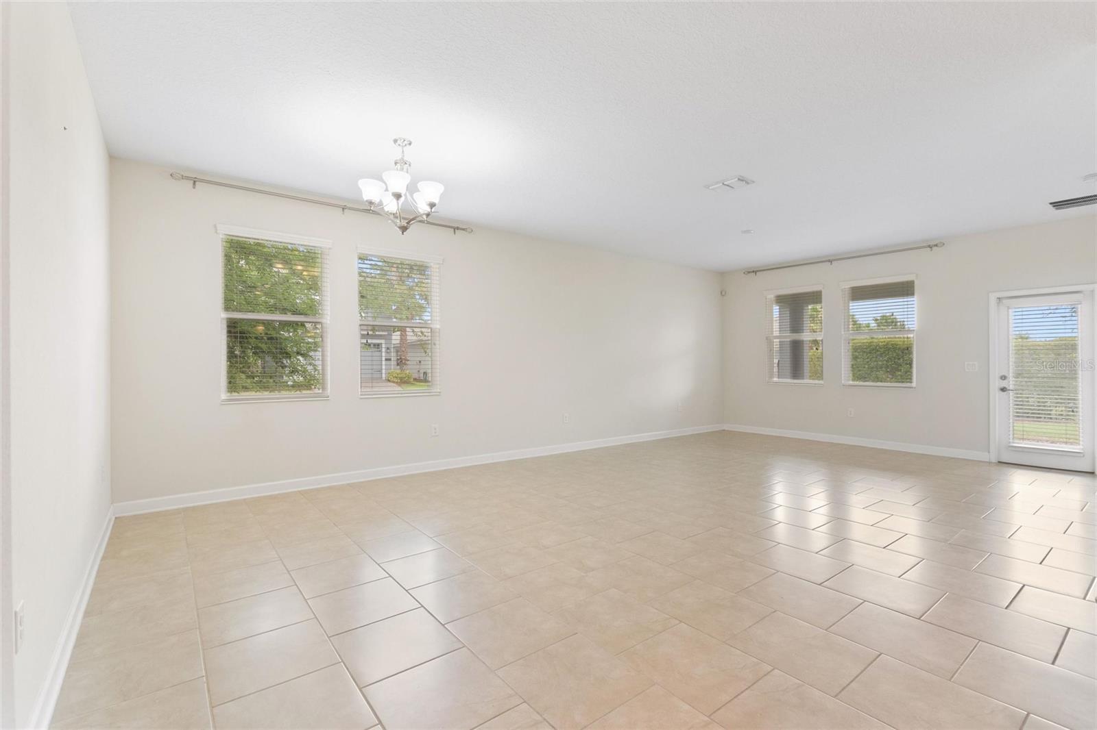 1401 Clubman Dr Property Photo 7