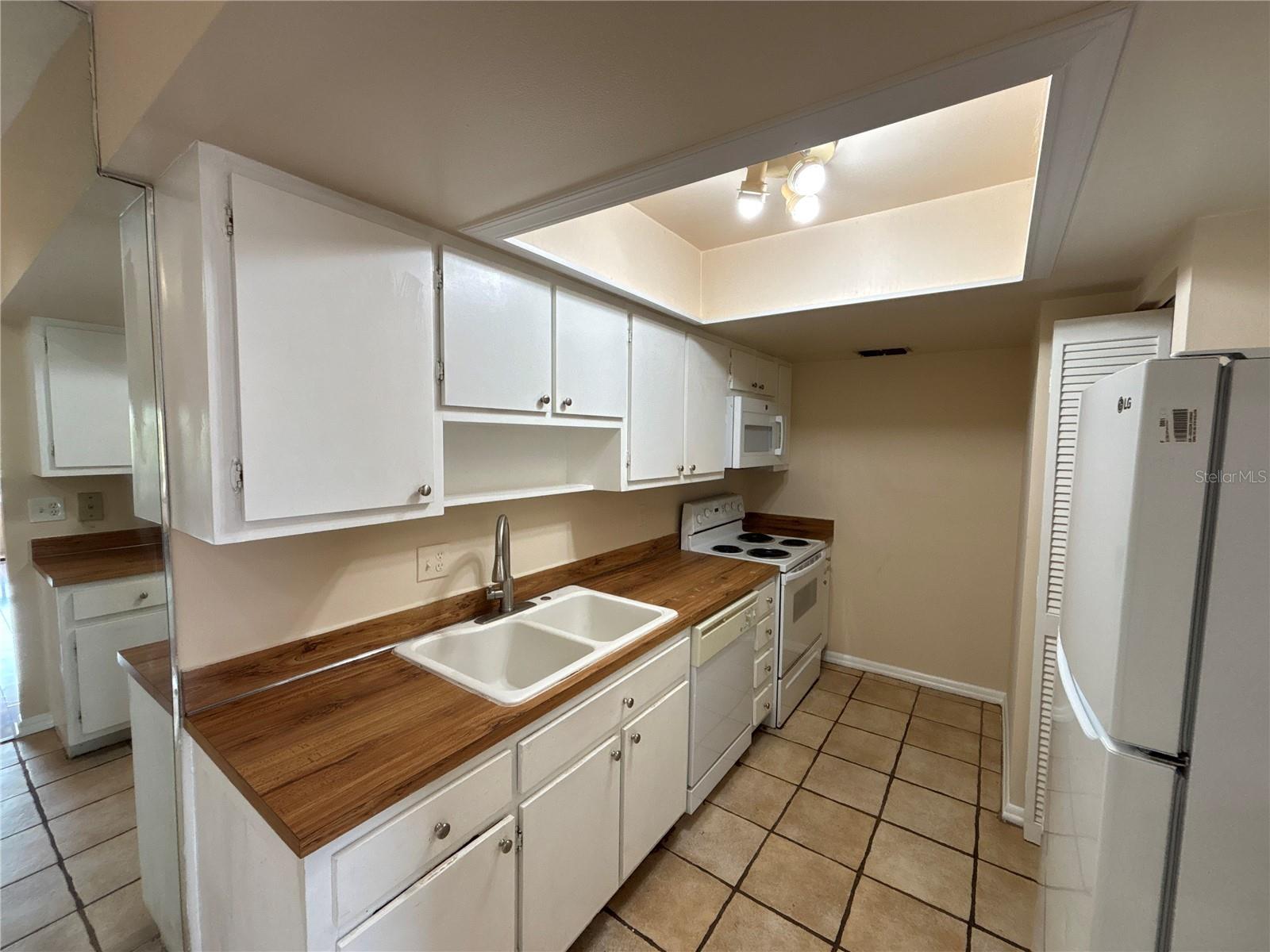 5169 Vineland Rd #b208 Property Photo 4