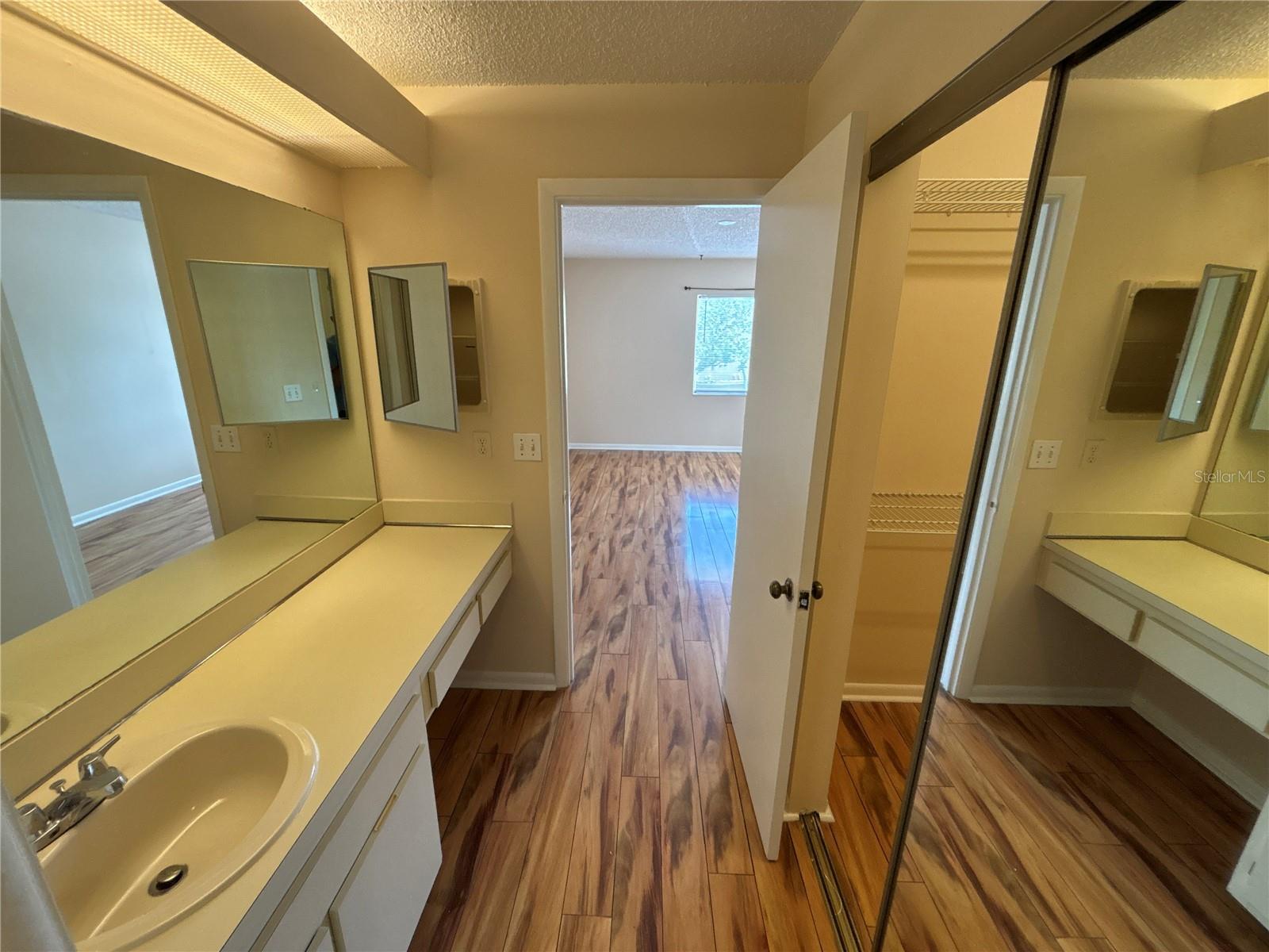 5169 Vineland Rd #b208 Property Photo 24