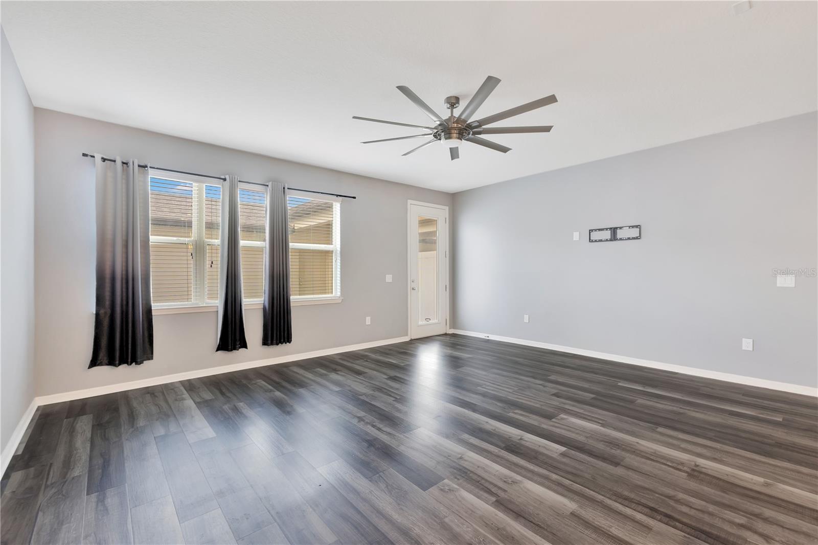 5041 Caspian St Property Photo 10