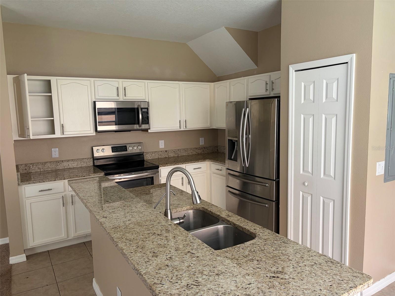 1407 Retreat Cir Property Photo 4