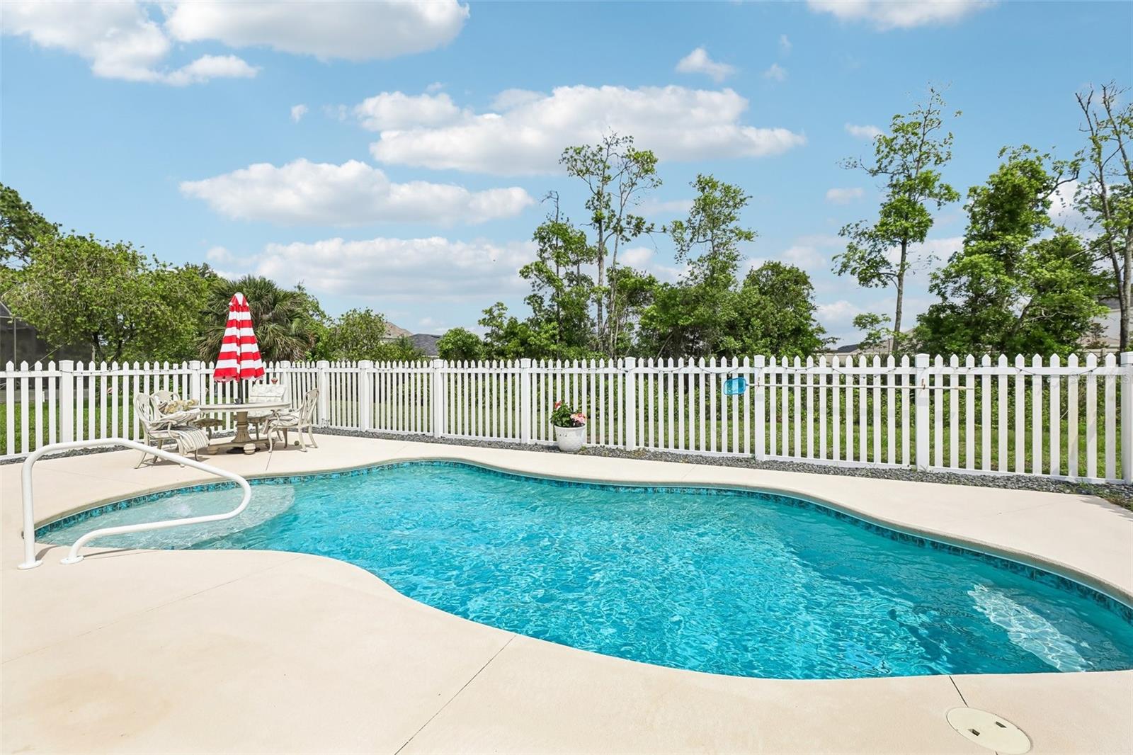 60 Woodbury Dr Property Photo 2
