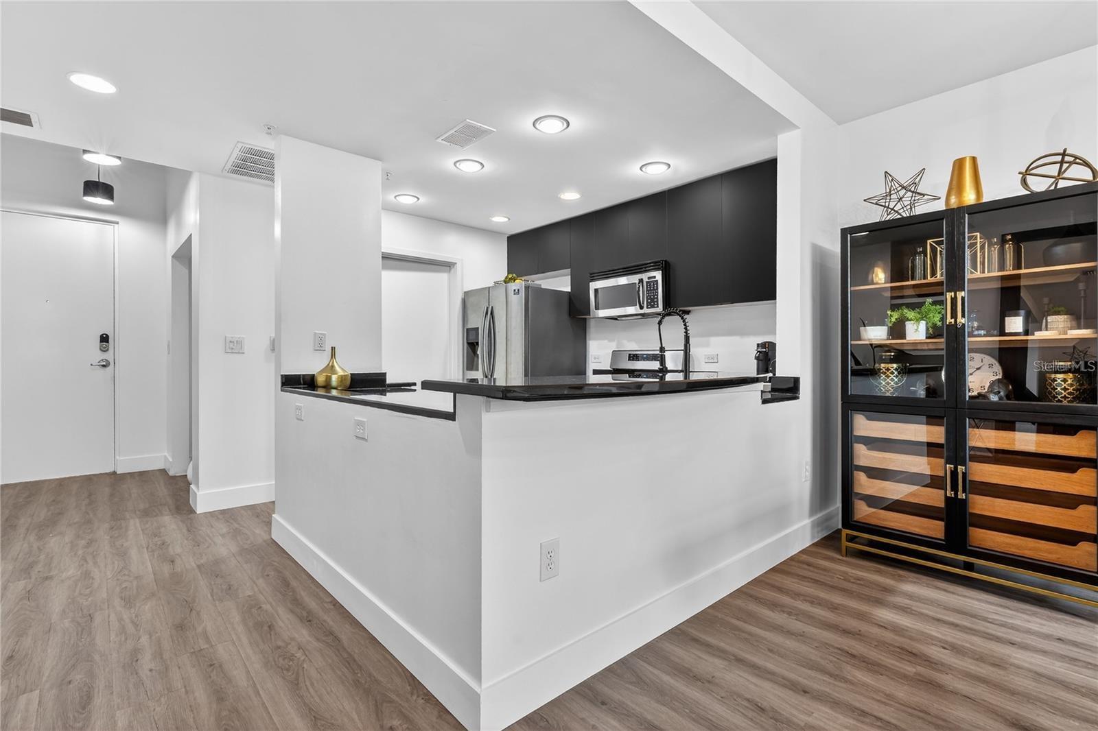 525 E Jackson St #403 Property Photo 8