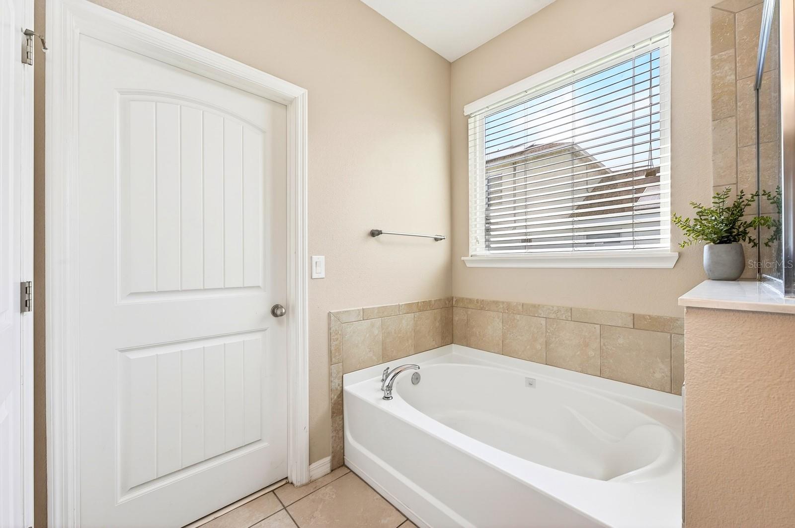 4062 Brookshire Cir Property Photo 16