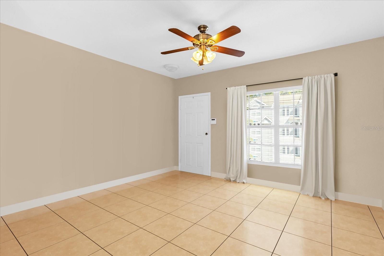 727 Shropshire Loop Property Photo 3