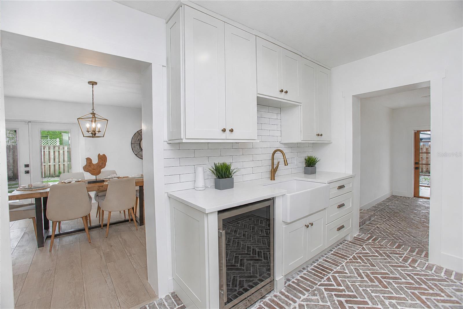 20 E Division St Property Photo 15