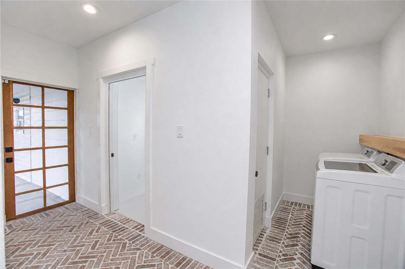 20 E Division St Property Photo 35