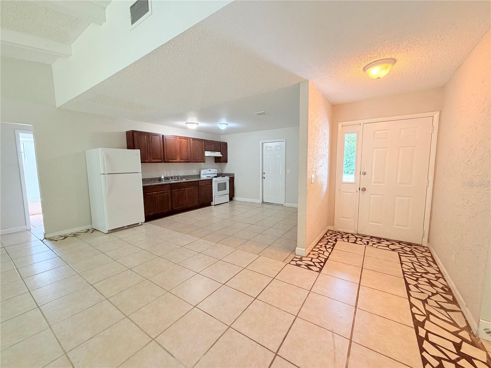 336 Montgomery Ct Property Photo 5