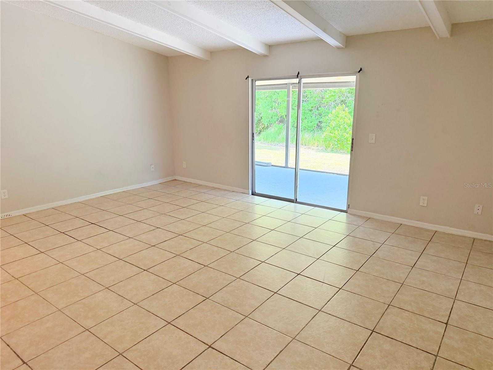 336 Montgomery Ct Property Photo 7