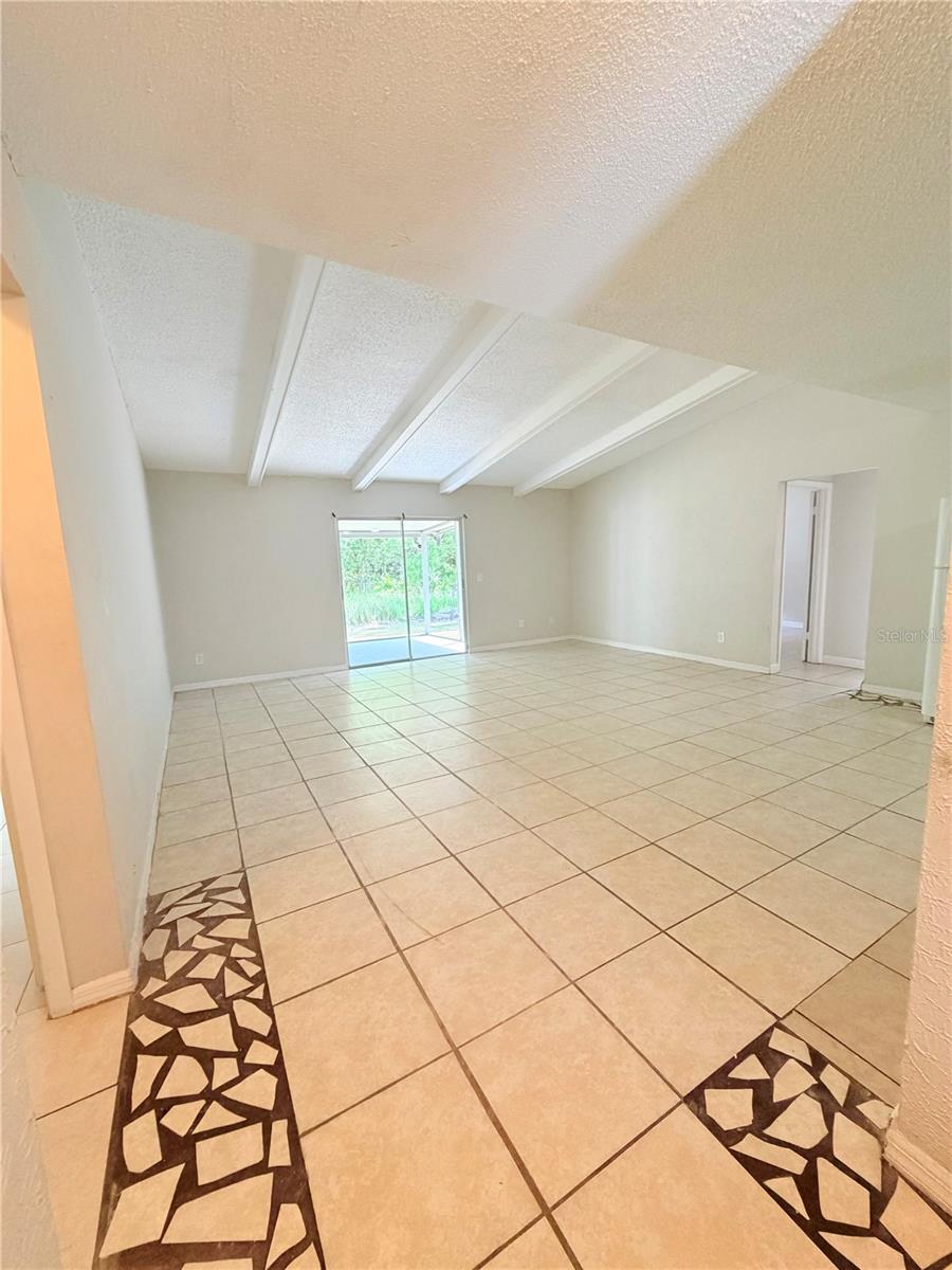 336 Montgomery Ct Property Photo 8