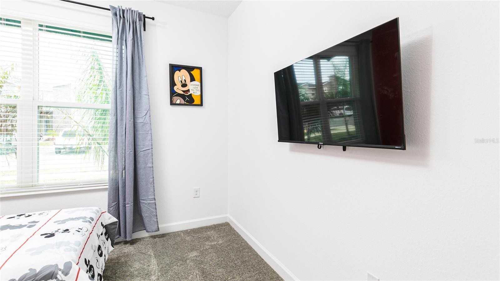 989 Leader St Property Photo 16