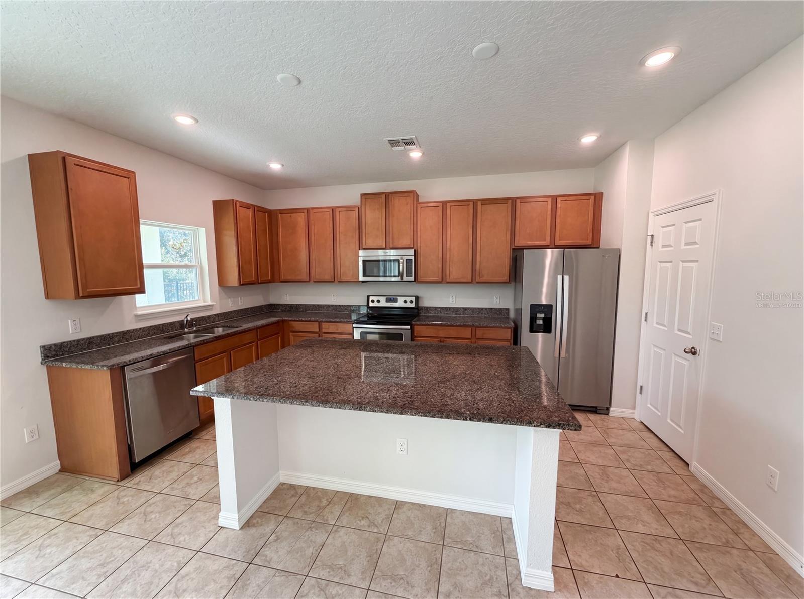 811 Maple Leaf Loop Property Photo 2