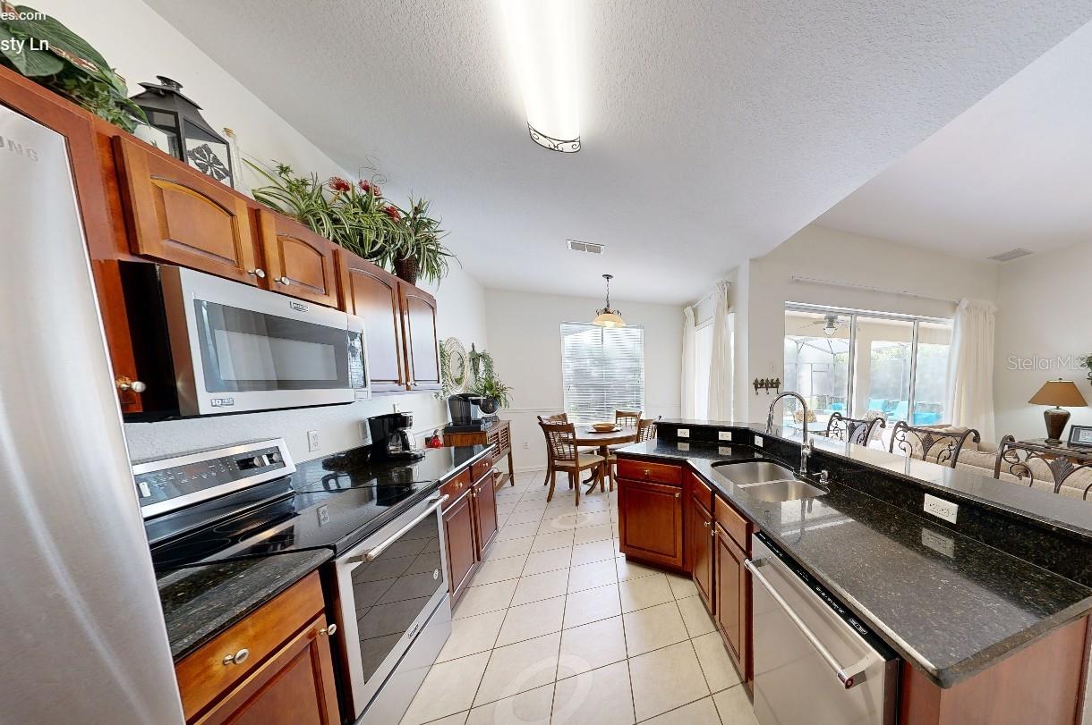 O6413930 Property Photo 4