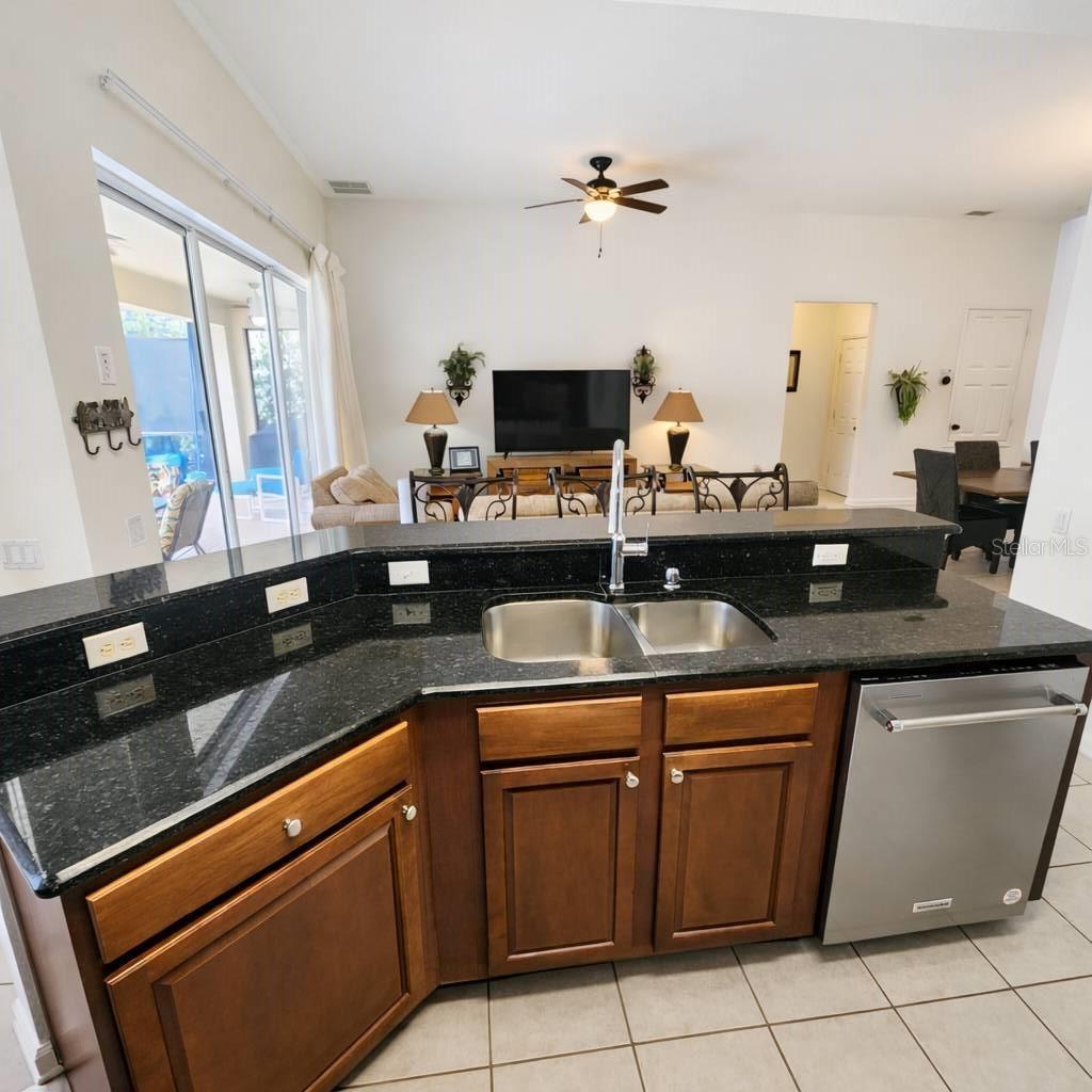 O6413930 Property Photo 9
