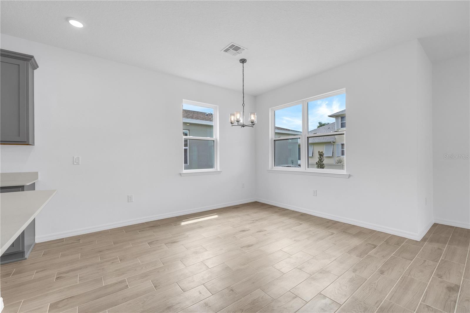 906 Castleford Ave Property Photo 3