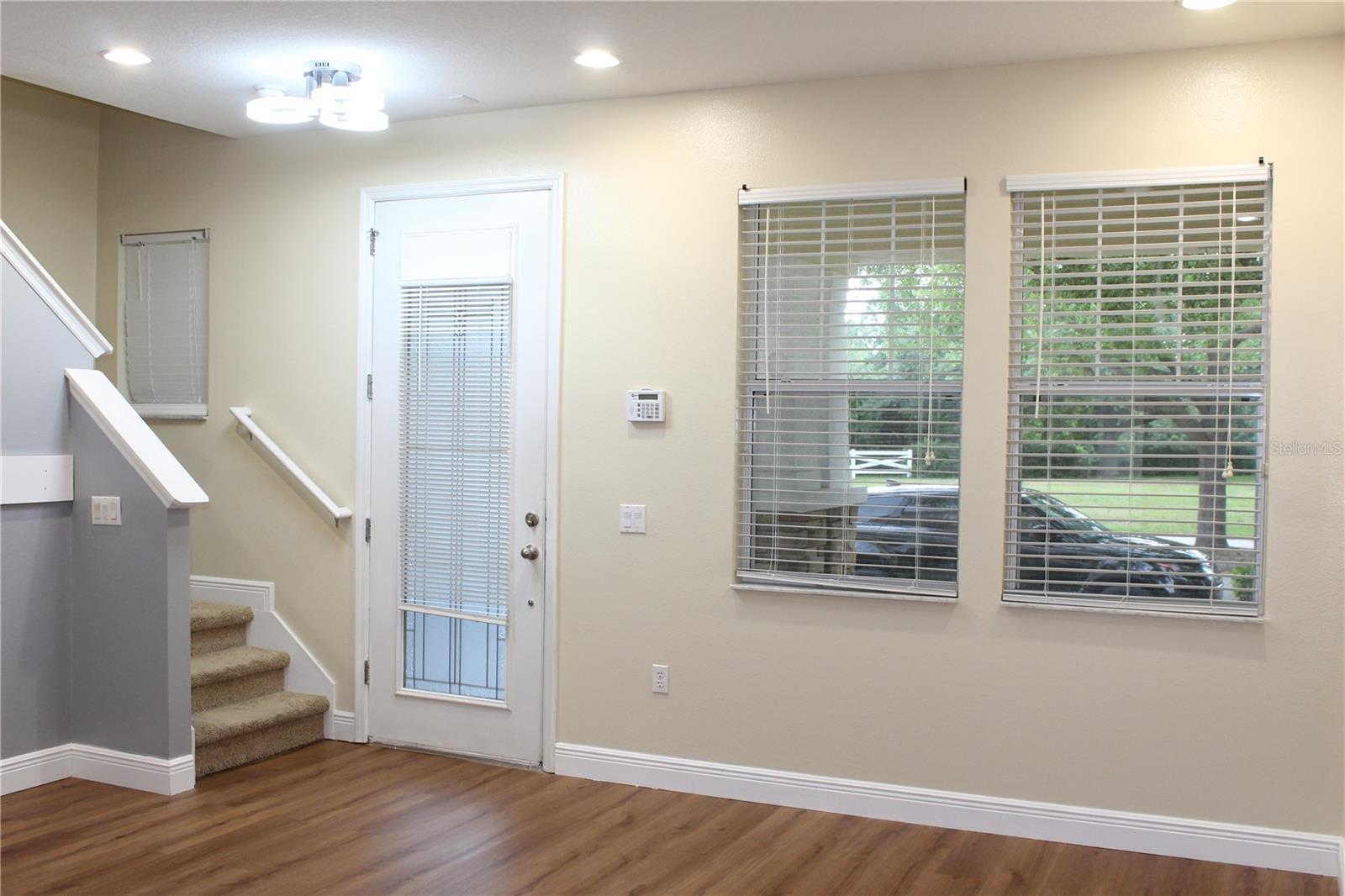 O6413985 Property Photo 2