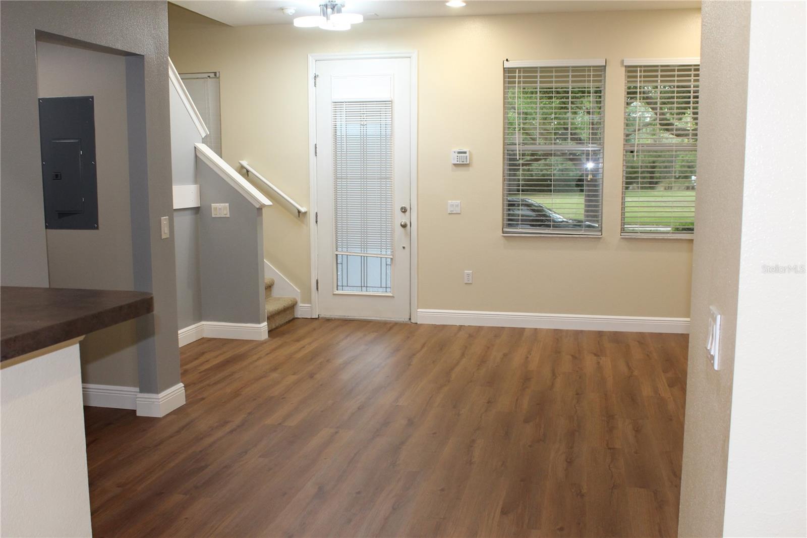 O6413985 Property Photo 3