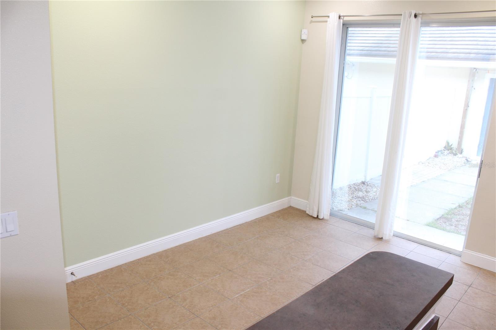 O6413985 Property Photo 10