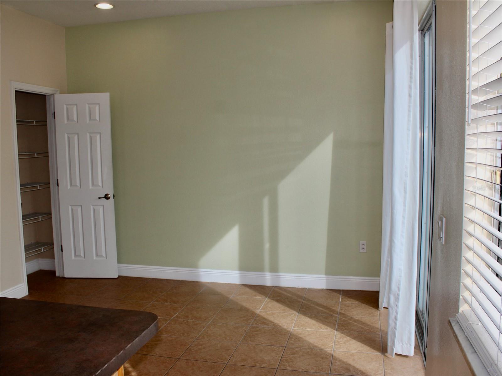 O6413985 Property Photo 11