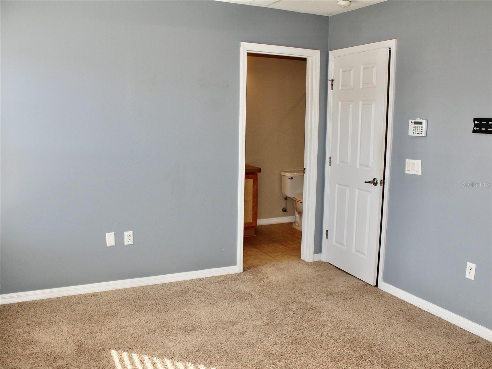 O6413985 Property Photo 15