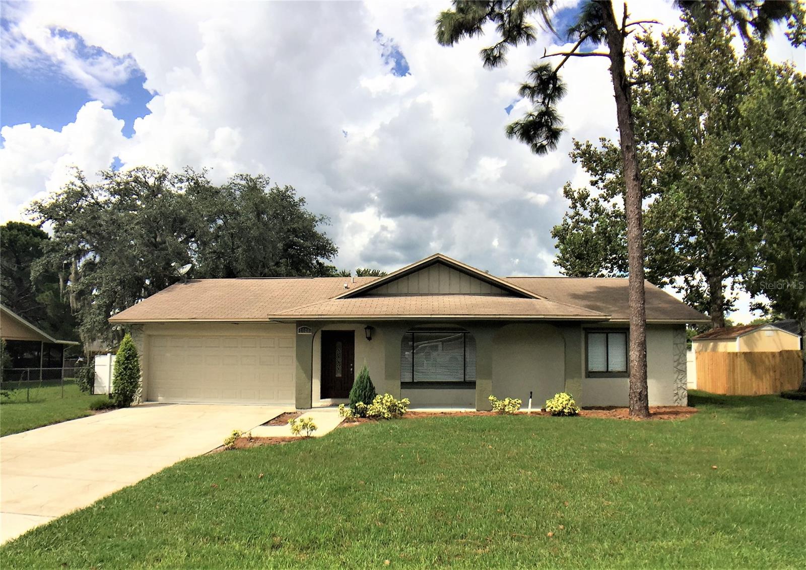 1927 E Lake Dr Property Photo 1