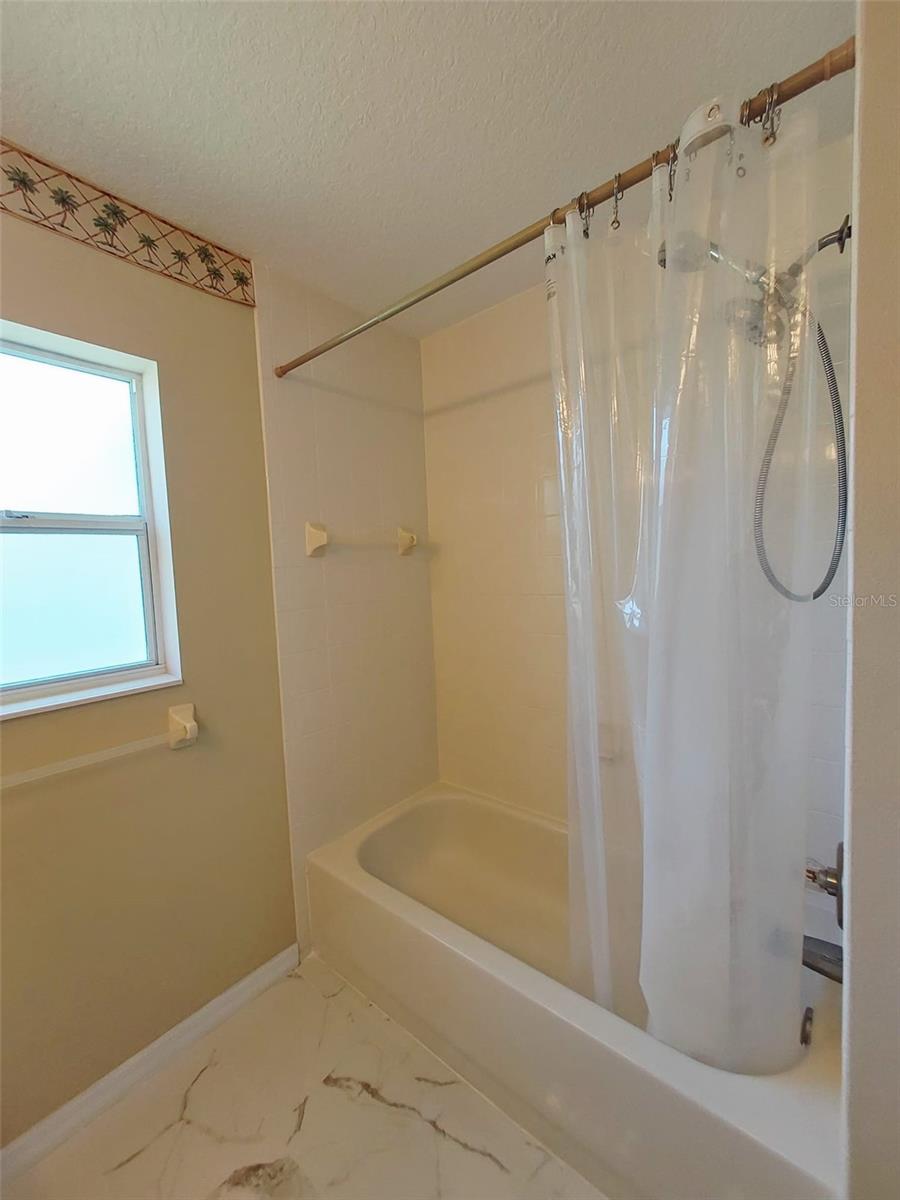 1102 Ne 21st Ter Property Photo 4