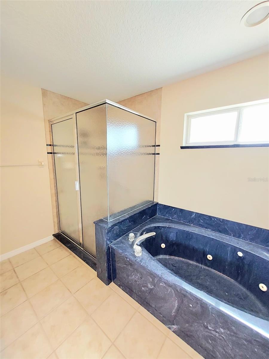 1102 Ne 21st Ter Property Photo 14