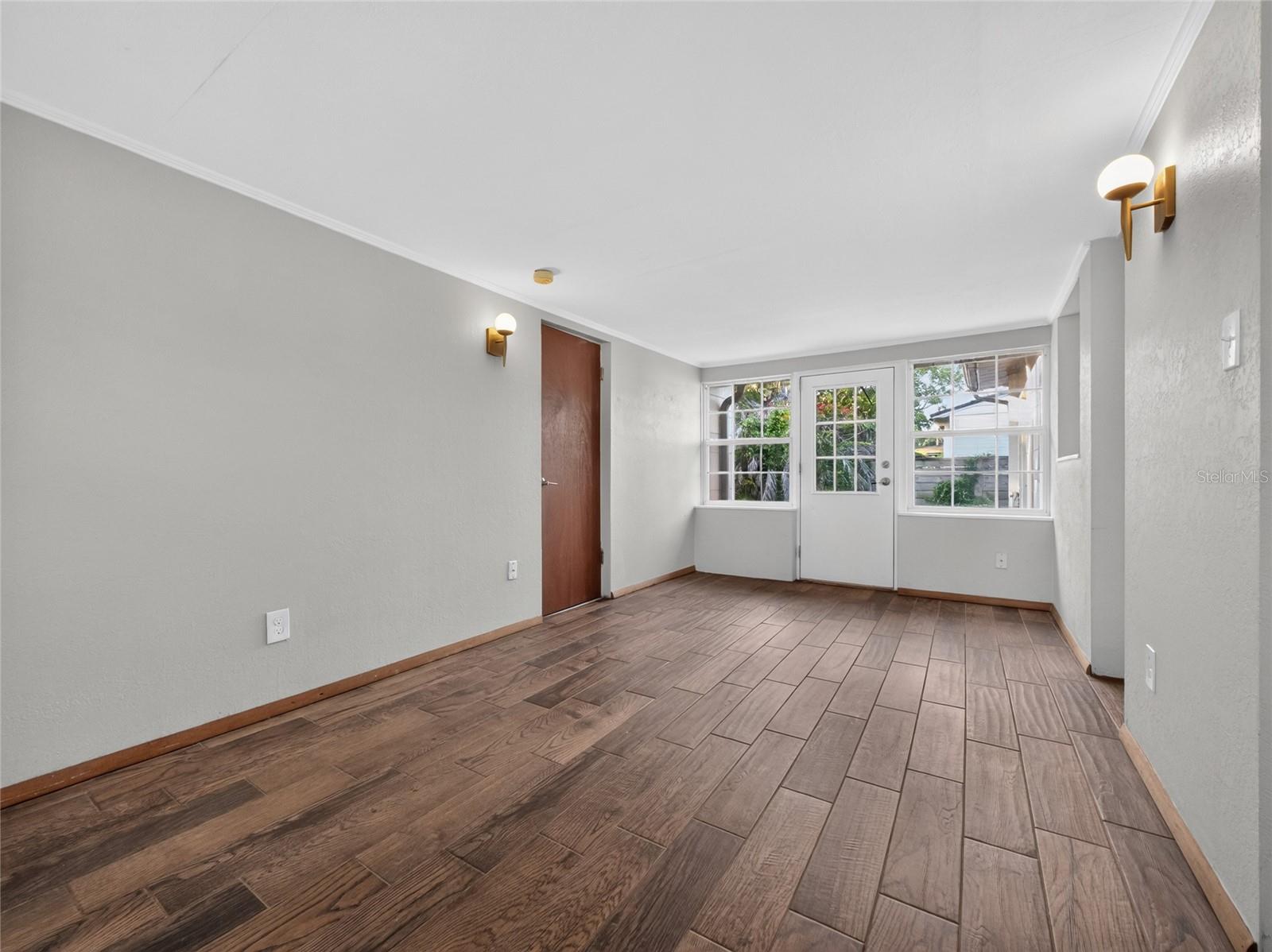 2121 Ivanhoe Rd Property Photo 23