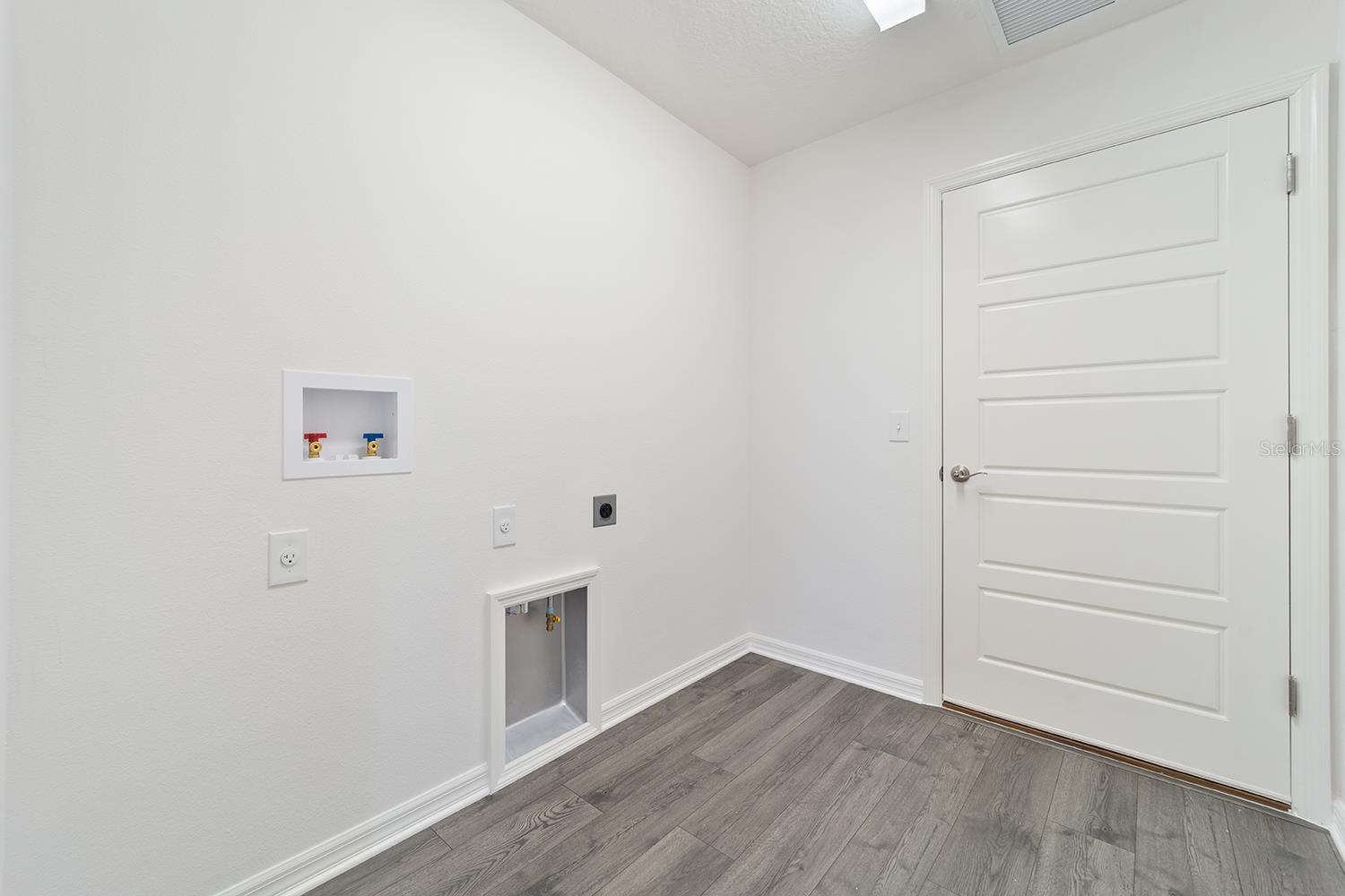 2421 Hobkirk Loop Property Photo 28